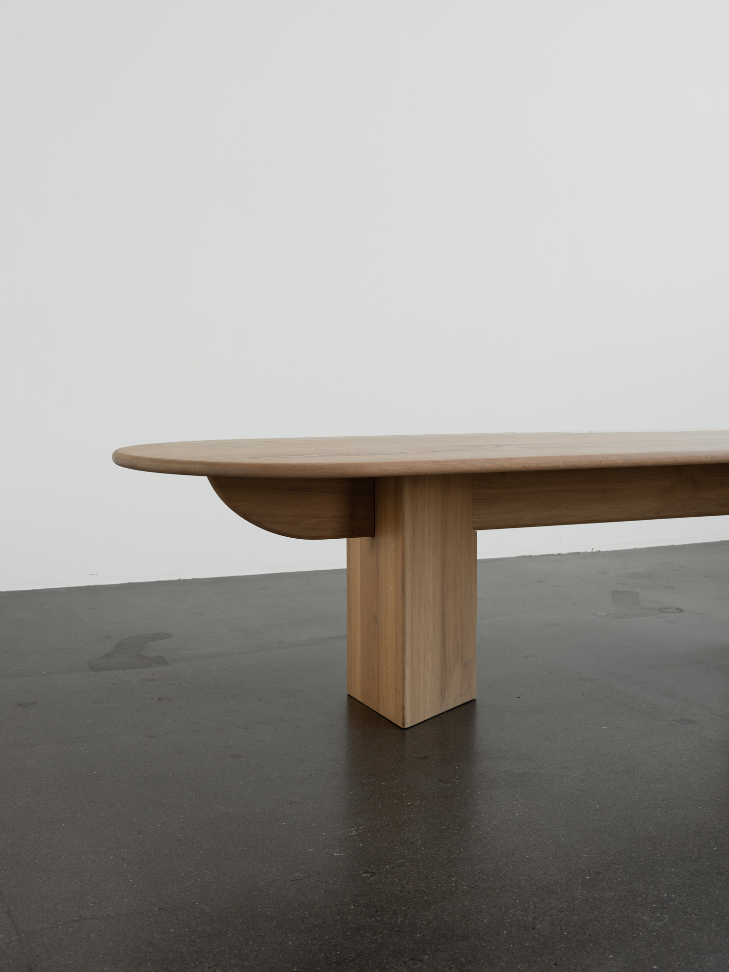 Pillabout Office Table 01