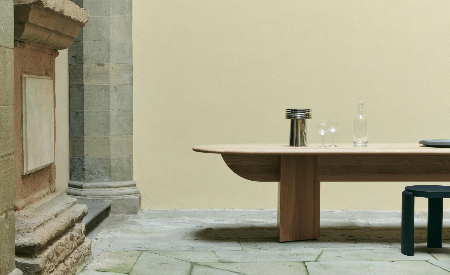 Pillabout Office Table 01