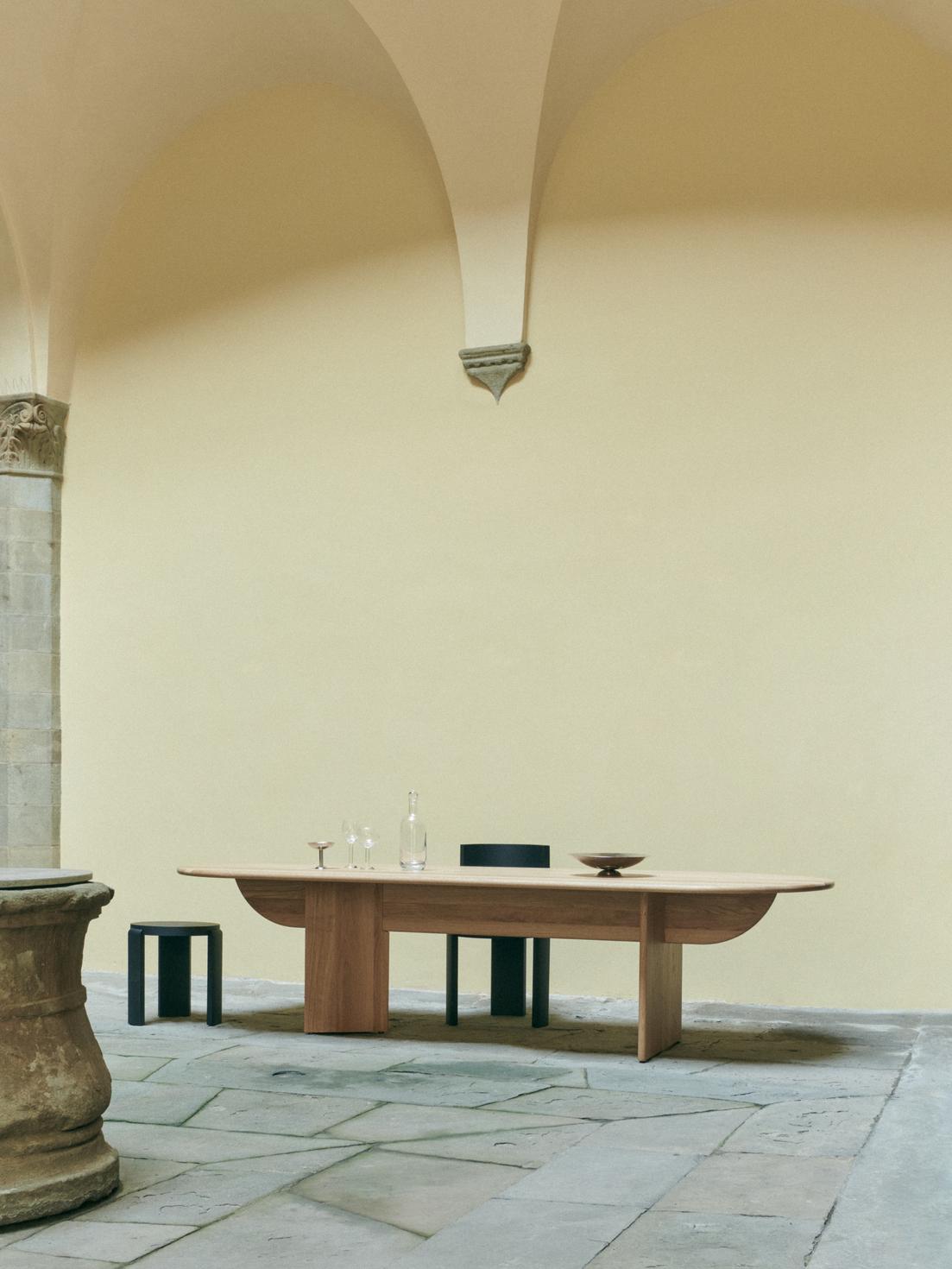 Pillabout Office Table 01