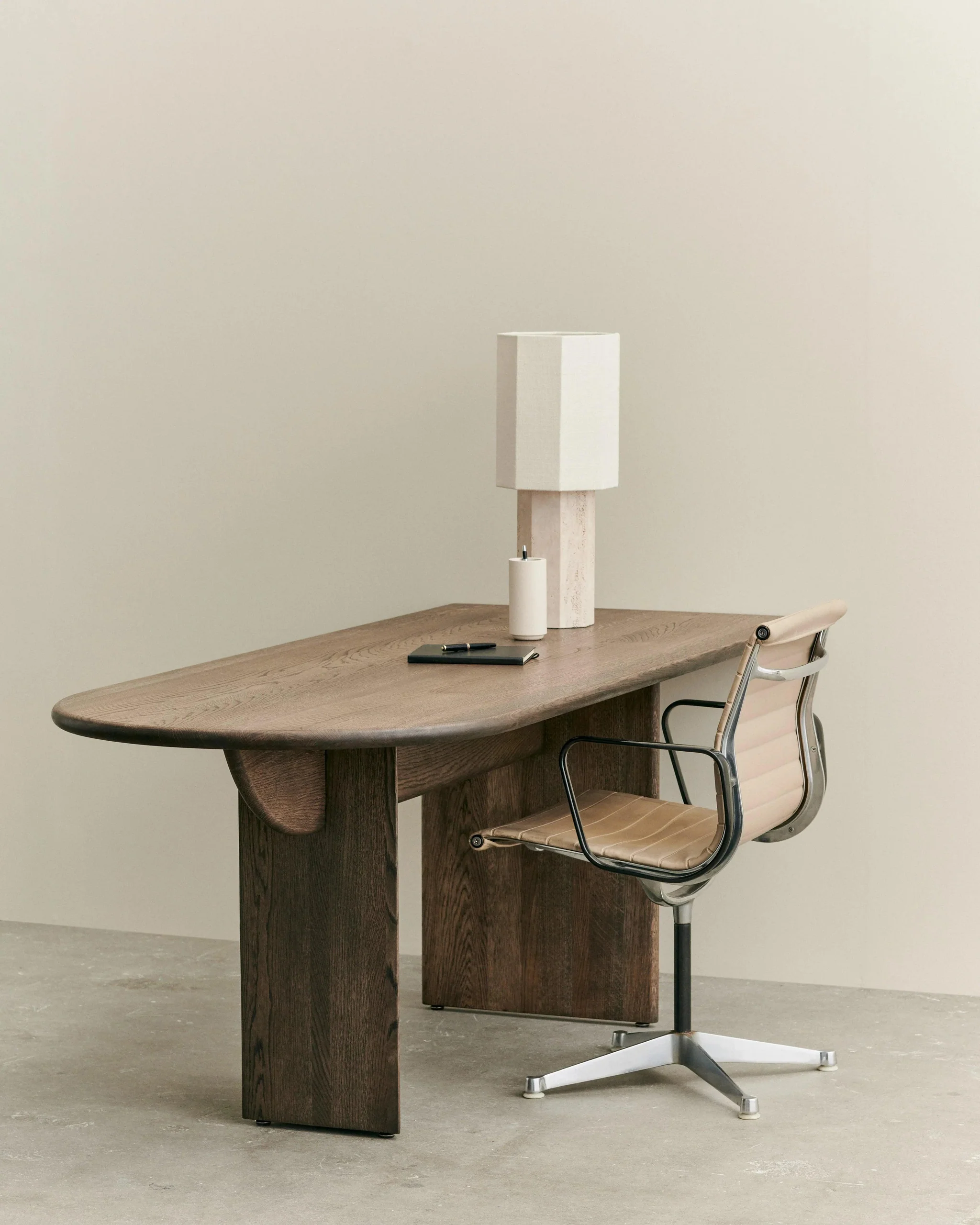 Pillabout Office Table 01
