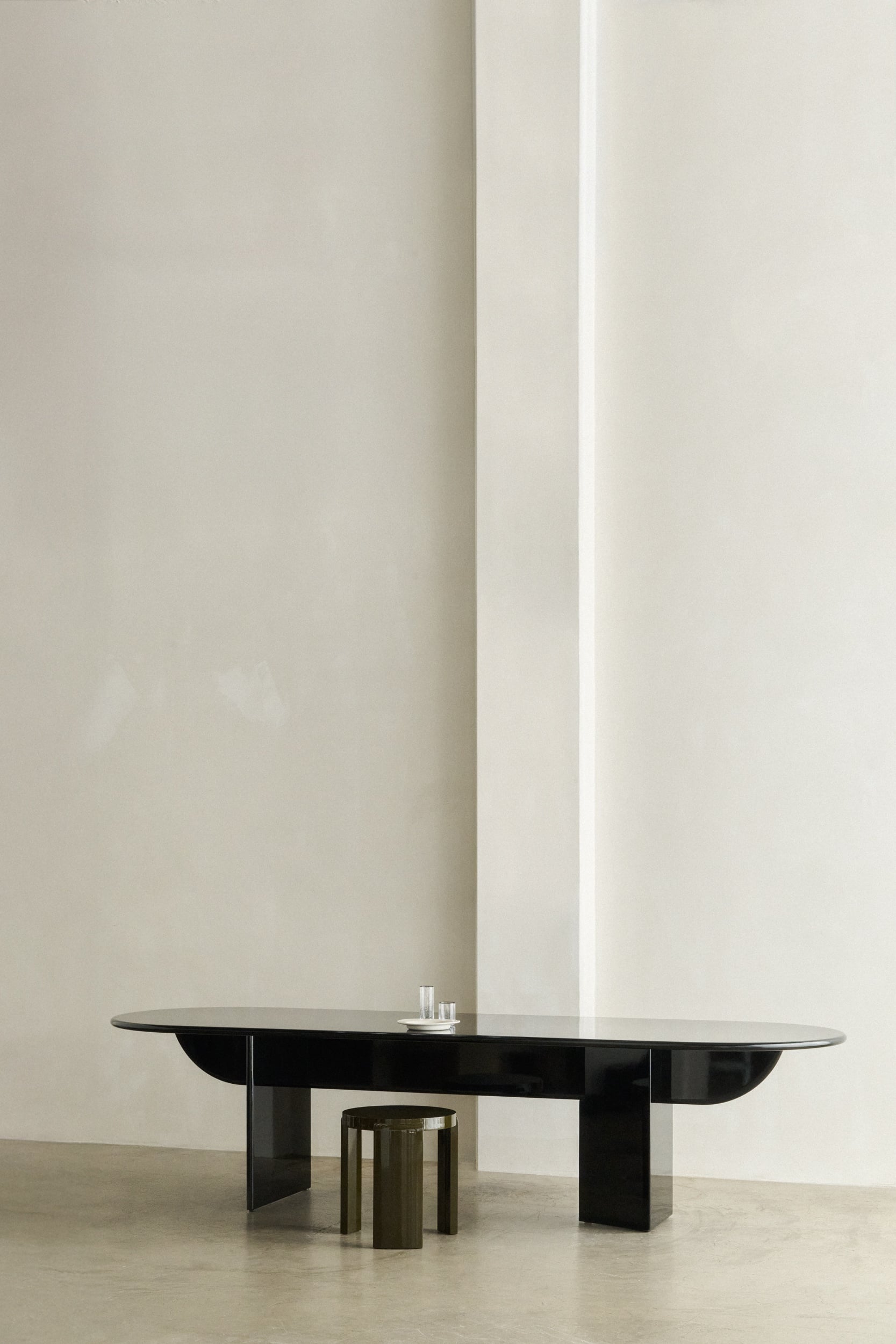 Pillabout Office Table 01