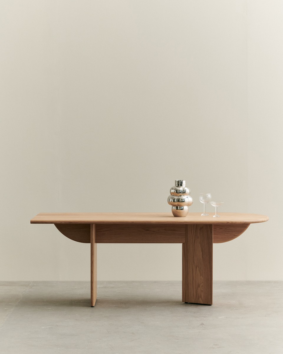 Pillabout Office Table 01